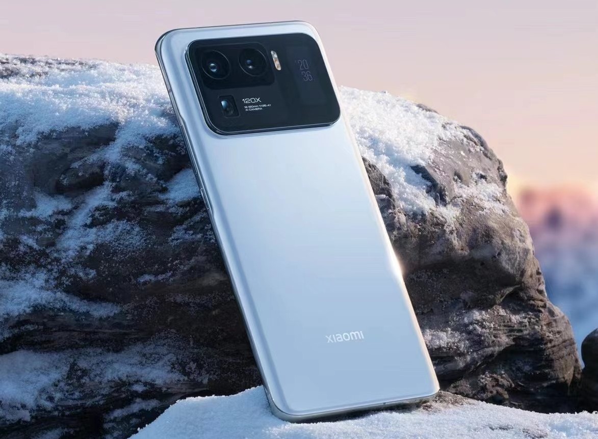 anandtech's tweet photo. Today we saw the unveiling of the Xiaomi Mi 11 Ultra. The first phone with a new giant 1/1.12" main camera sensor at 50MP and 1.4µm native pixels. Along with a new 5x 48MP periscope telephoto and 48MP Ultra-Wide, its all about the cameras:

https://t.co/am0Z0lu7MF https://t.co/XqrPKNIQIl