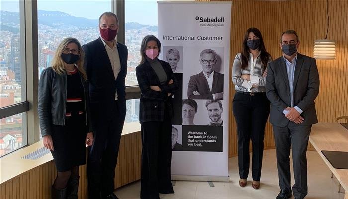 sabadellpremsa's tweet photo. .@BarcelonaGlobal i @BancSabadell renoven l'aposta conjunta pel talent internacional a la ciutat.
Amb l'acord es posa en marxa la cinquena edició de l'enquesta #TalentMonitor
 https://t.co/zrsv5vx8rD #SerOnSiguis https://t.co/Yfkxg4tS8S
