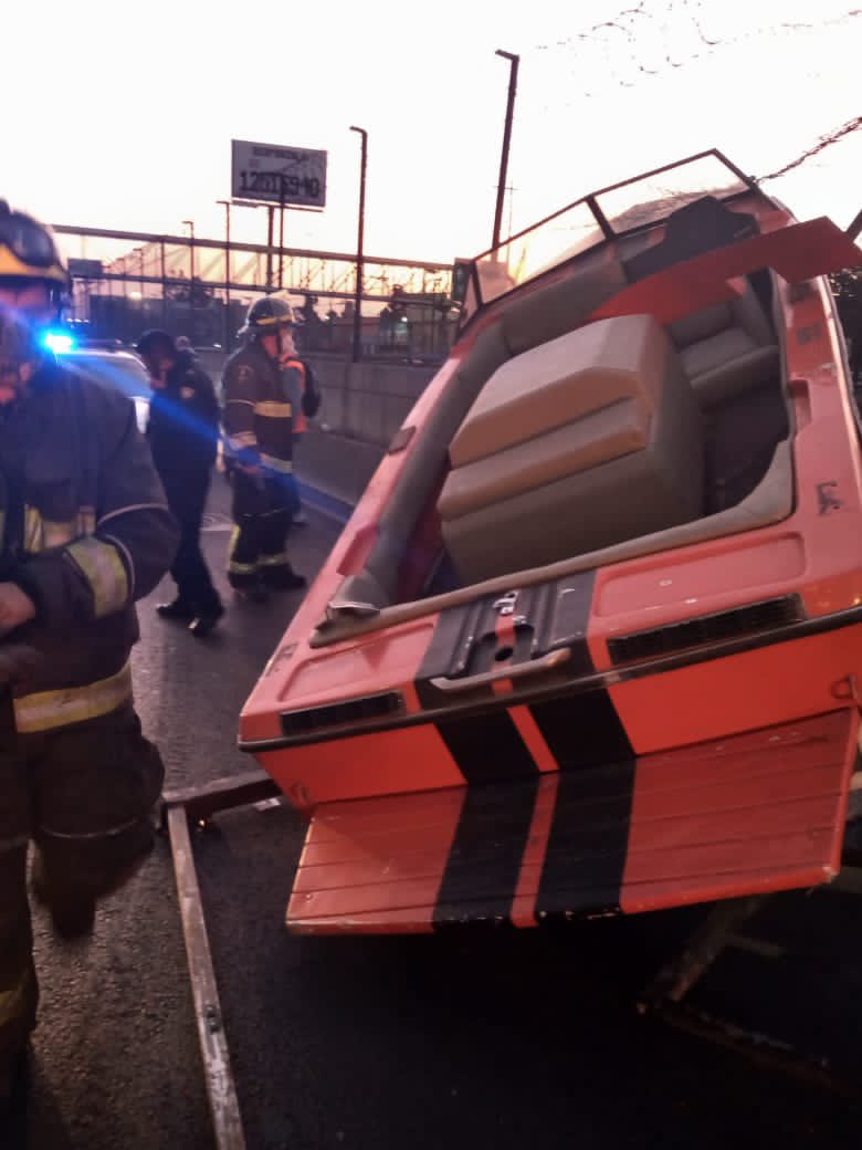 Bomberos_CDMX's tweet photo. Esta mañana en Avenida 608, colonia San Juan Aragón, en @TuAlcaldiaGAM, se encontró una lancha incrustada en malla ciclónica del metro; procedimos a bajar la lancha y colocarla en un remolque para su retiro.
Se informa servicio concluido. https://t.co/ej92jmoJhN