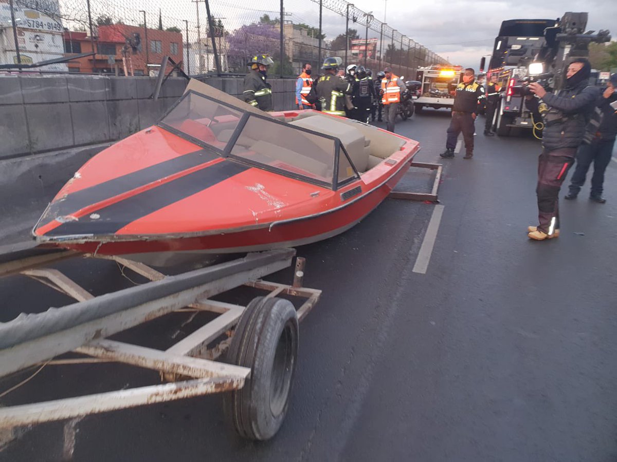 Bomberos_CDMX's tweet photo. Esta mañana en Avenida 608, colonia San Juan Aragón, en @TuAlcaldiaGAM, se encontró una lancha incrustada en malla ciclónica del metro; procedimos a bajar la lancha y colocarla en un remolque para su retiro.
Se informa servicio concluido. https://t.co/ej92jmoJhN
