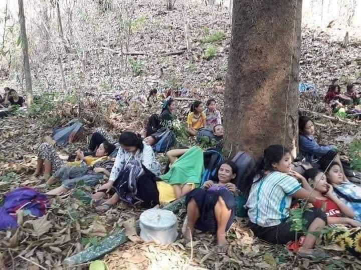GraceOo16's tweet photo. Thai Gov forced people from Refugee camps to go back in Myanmar. Karen people flee and hide in the forest because the terrorist bombed their homes. @POTUS @RapporteurUn 
#AgainstMyanmarMilitaryCoup #MilkTeaAlliance #shameonyouthailand https://t.co/ufr7RZSt9l