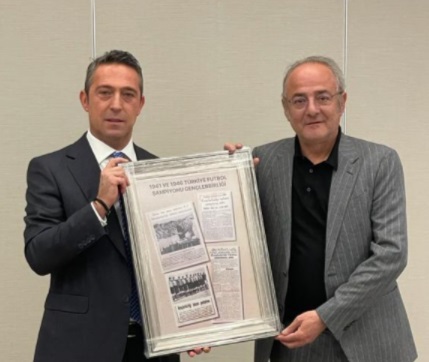 3 fotoğrafta bir trajikomedi:

1. 1946 yılı Nisan ayının sonunda, 6 takımla, 10 maçta Milli Eğitim Kupası'nı alan Fenerbahçe birinci.

3. Aynı yıl ama bir sonraki ay, 4 takım 3 maçla Türkiye Futbol Birinciliği'ni alan G.Birliği.

3. Altyazısız.

Aynı yıl, 2 ay, 2 şampiyon :-)