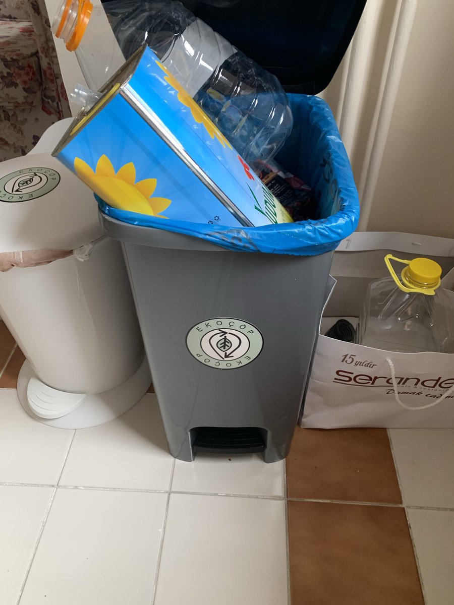 DTanrivermis's tweet photo. EKOÇÖP TORBALARI EVSEL ATIKLARINIZI DİĞER ATIKLARINIZDAN AYRIŞTIRMANIZA YARAR. GERİ DÖNÜŞTÜRÜLMÜŞ MALZEMEDİR.DÖNGÜSEL EKONOMİK BİR DEĞER YARATIR. https://t.co/soOJbXcpEP https://t.co/7WFWk65IWh