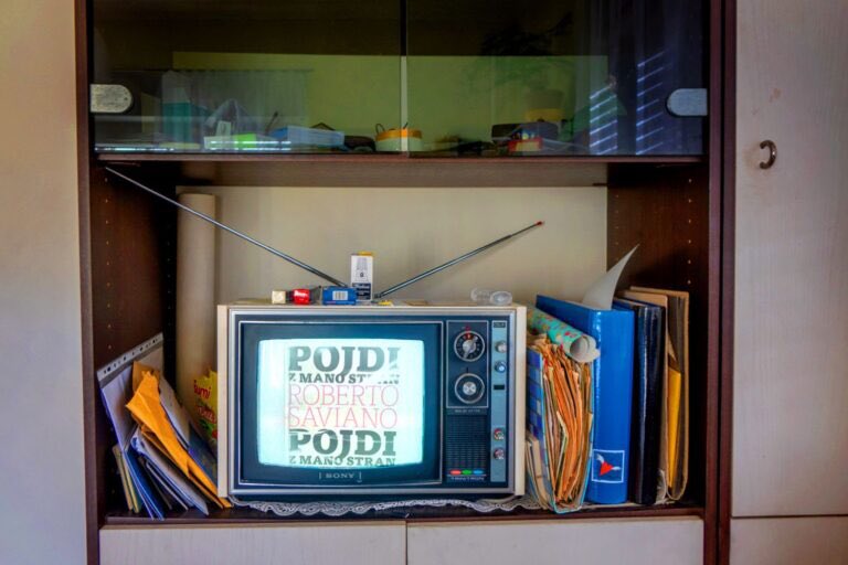 “Svet je izjemno kompleksen. Mi pa želimo enostavne in hitre odgovore. In zdaj želimo vse vedeti o povsem novem virusu? Nobene teorije zarote ne rabim, da mi pojasni čas, v katerem smo,” razlaga @petrovec_rtv v #membranje 🎧 marsowci.net/membranje/03/2…