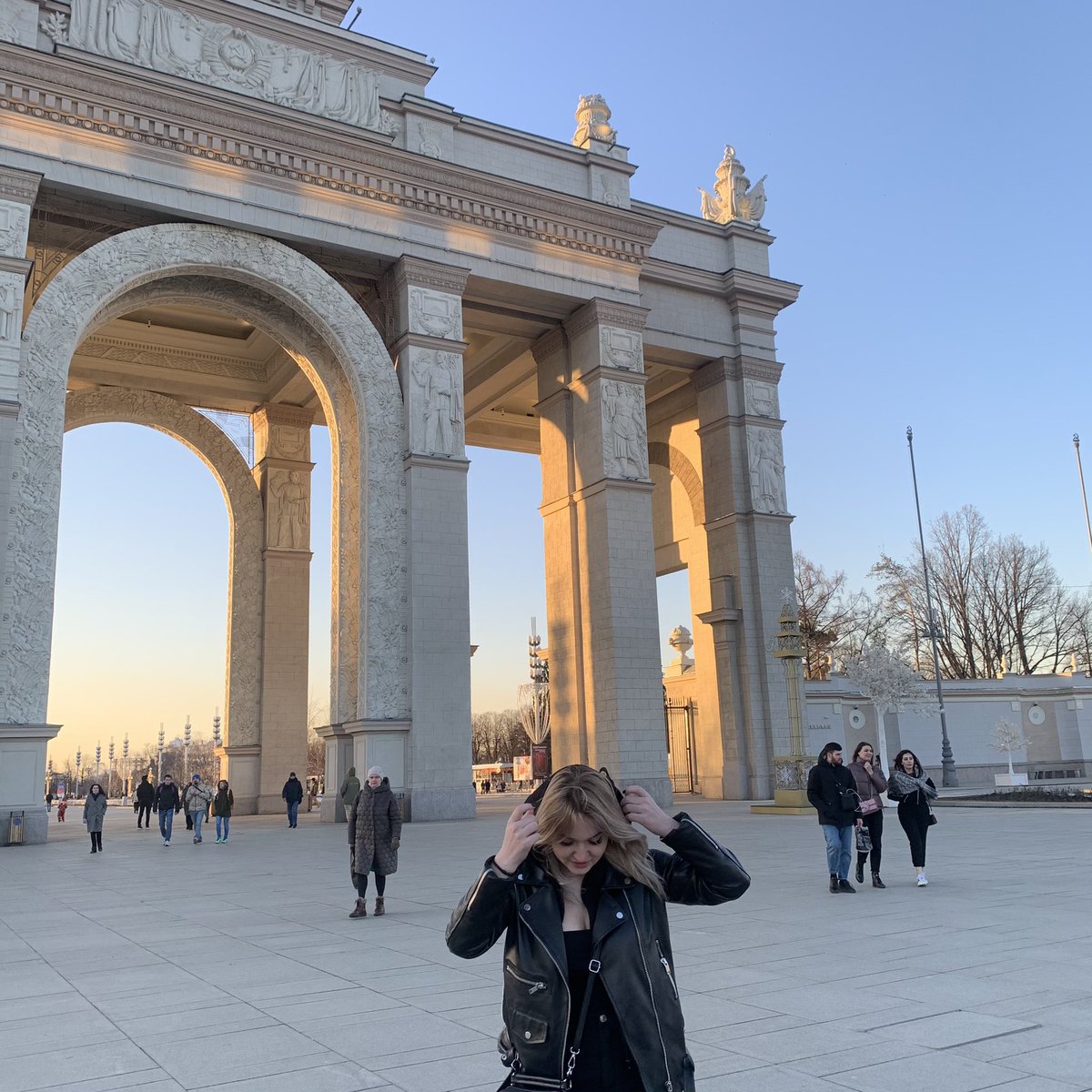 L_n_31's tweet photo. МОСКВА Я ЛЮБЛЮ ТЕБЯ♥️  
Я чувствую что это мой город! Здесь мне охото двигаться, работать и учиться😻 А Иркутск меня просто убивает... тут мне ничего не охото, этот город меня сьедает😭

Планы на будущее это переехать в Москву, как закончится учеба😻

А завтра я иду в аквапарк😻 https://t.co/BusbxkfJna