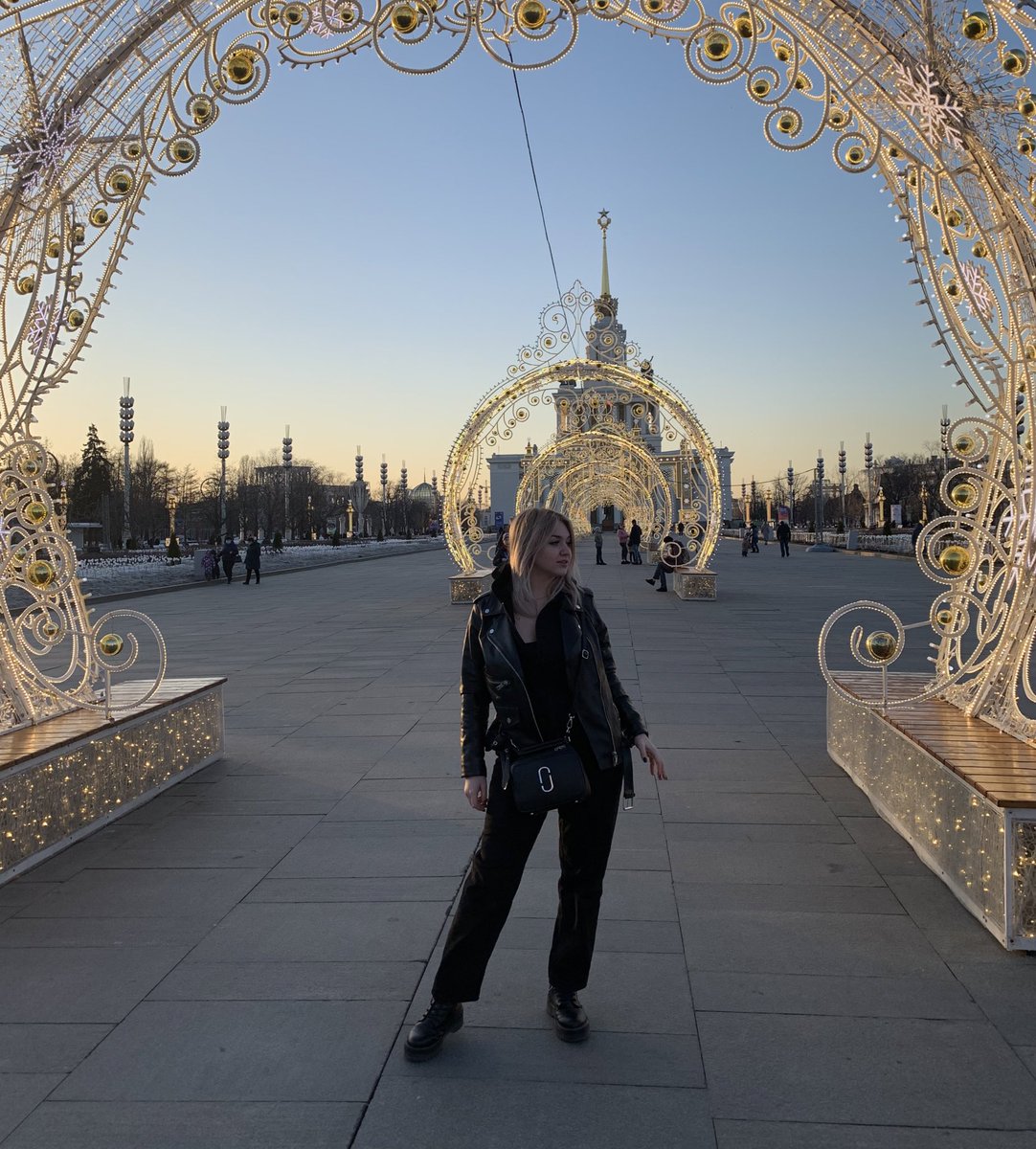 L_n_31's tweet photo. МОСКВА Я ЛЮБЛЮ ТЕБЯ♥️  
Я чувствую что это мой город! Здесь мне охото двигаться, работать и учиться😻 А Иркутск меня просто убивает... тут мне ничего не охото, этот город меня сьедает😭

Планы на будущее это переехать в Москву, как закончится учеба😻

А завтра я иду в аквапарк😻 https://t.co/BusbxkfJna