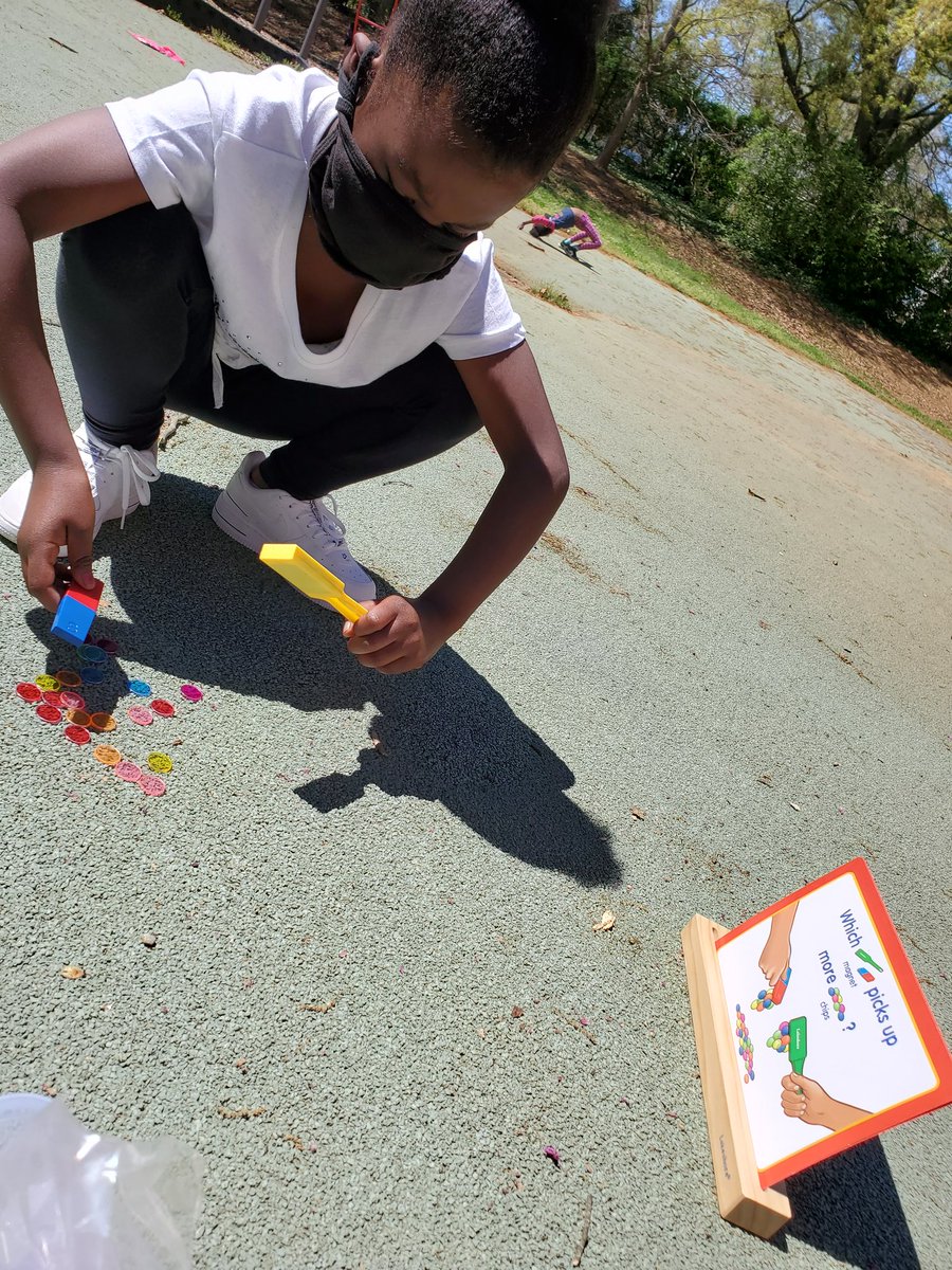 DeVoeAPSArts's tweet photo. What better way to spend a sunny day than exploring magnets! #firstgrade #dosomescience https://t.co/DEVB5h3Pbn