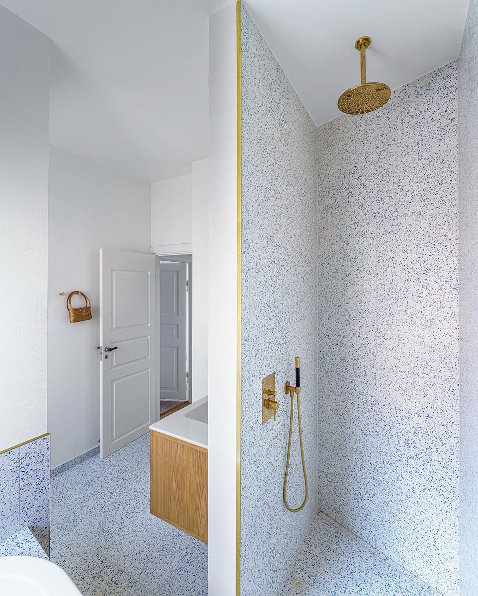 Floor and wall 50x50cm ‘paris white’ terrazzo tiles in this project in Copenhagen by @renoverarkitekter 😊😊😉😉
#co2neutraltransport #terrazzobyhuguet #handmadeinmallorca 
.
Photo by <a href="/sucopataruco/">Andrés Fraga</a>