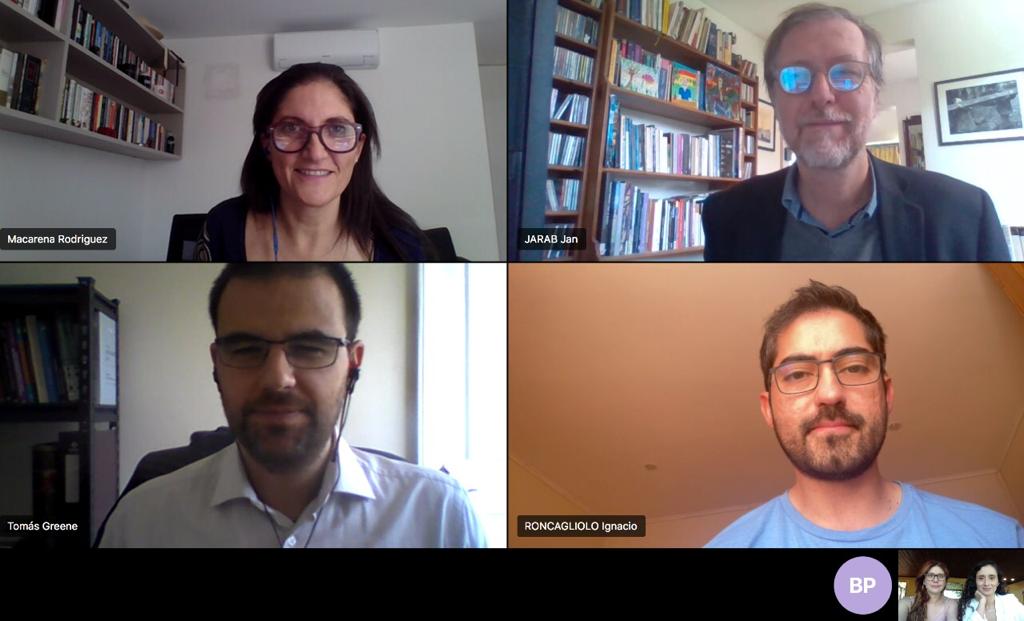 Detalle de imagen de la reunión virtual sobre migración en Chile, retratos de algunas de las personas participantes, una mujer y tres hombres.