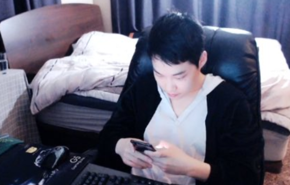 Riot_Kassadin's tweet photo. jgl: can midlaner cover red buff? 

the midlaner undertower: https://t.co/6TBLwTiRDL