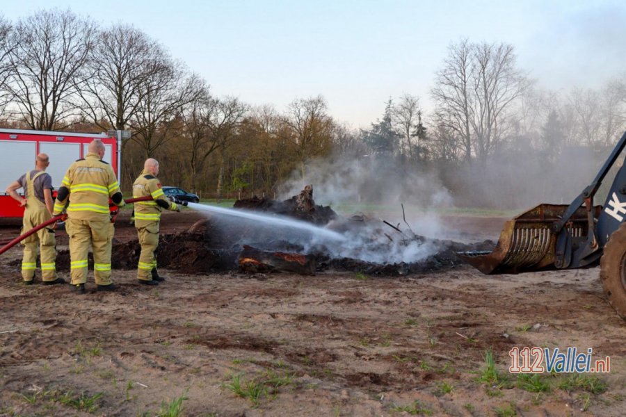 Brandweer Harskamp blust nog smeulend nieuwjaarsvuur in buitengebied #Kootwijkerbroek. 112Vallei.