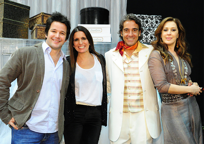 dia_tiago's tweet photo. Finalmente, depois de anos de espera, o novelão volta a ser exibida na televisão! Trama deliciosa com várias referências das modas e folhetins mesclados de humor, drama, romance como boa novela pede!!! Vem alegrar nossas tardes nesse tempo tão sombrio

TITITI VOLTOU
 
#TiTiTi https://t.co/QaNRtUAKgT