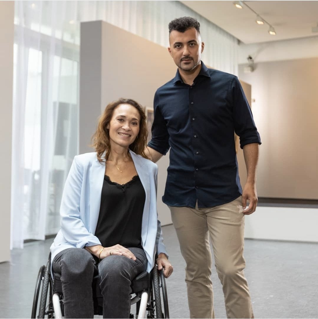 Stoere, stoere, stoere Bibian. Zelden iemand gezien die zó vastbesloten was om zich niet uit het veld te laten slaan door die vreselijke ziekte. Altijd optimistisch. Altijd die lach. Een uniek mens is niet meer. 💜