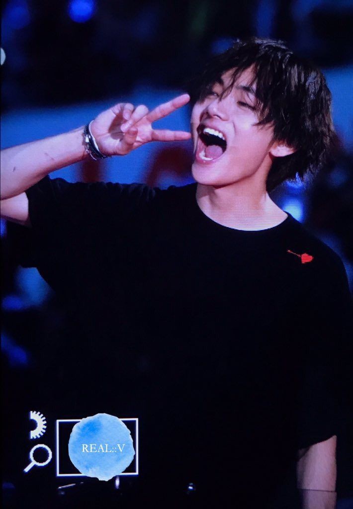 so_ya30's tweet photo. если у вас не получилось влюбиться, то я вам не верю😜🤟
#vconcert #taehyungconcert #btsconcert https://t.co/ss1fdNv6Lc