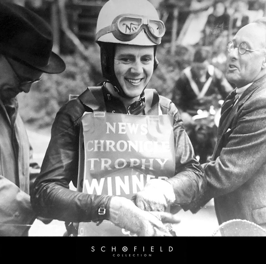 Schofieldcollec's tweet photo. G E O F F D U K E
Today, would have been his 98th birthday. Pictured here on his Olivers Mount debut in 1950, Geoff won the ‘’News Chronicle’’ Senior Challenge Trophy, which is now known as the Gold Cup. Prize money was £42 for the winner!
#schofieldcollection #geoffduke https://t.co/wthf40zzAa