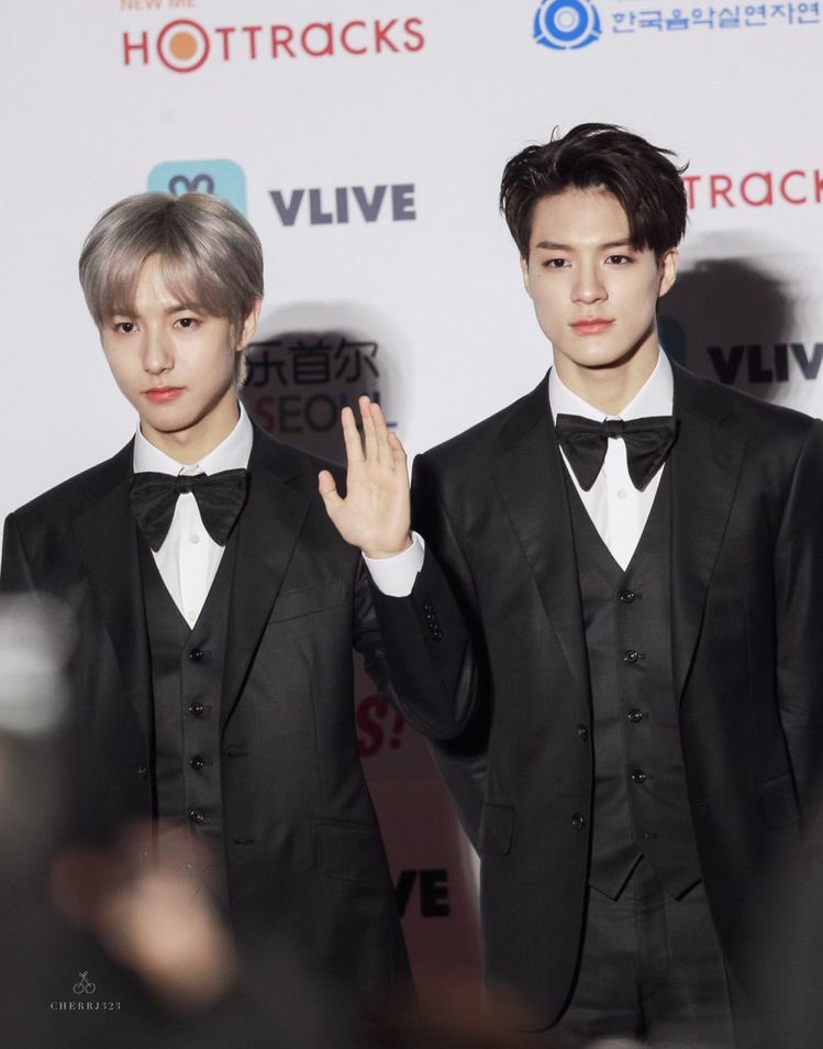 this combo of silver hair renjun amd black hair jeno 