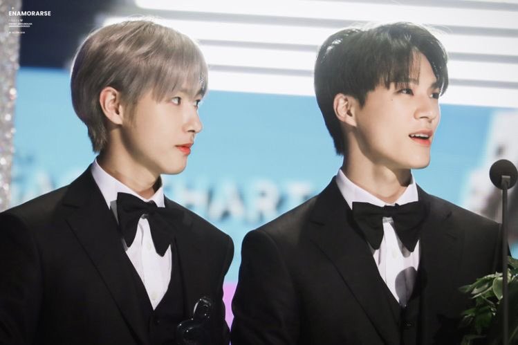 this combo of silver hair renjun amd black hair jeno 