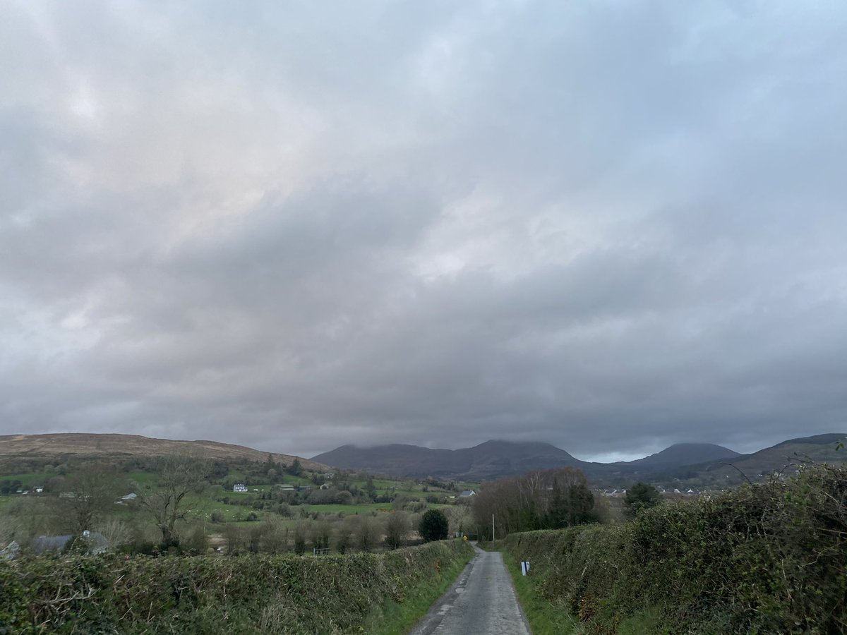 mshanley_m's tweet photo. Day 88 #100daysofwalking 2 short walks today #Tubrid #darkskies #goodstretch #longdays #brightness #Lockdown3 #StaySafe #mondaythoughts @WAWHour @NTBreakfast @100DaysOfWalkin https://t.co/AmUd0mzhvw