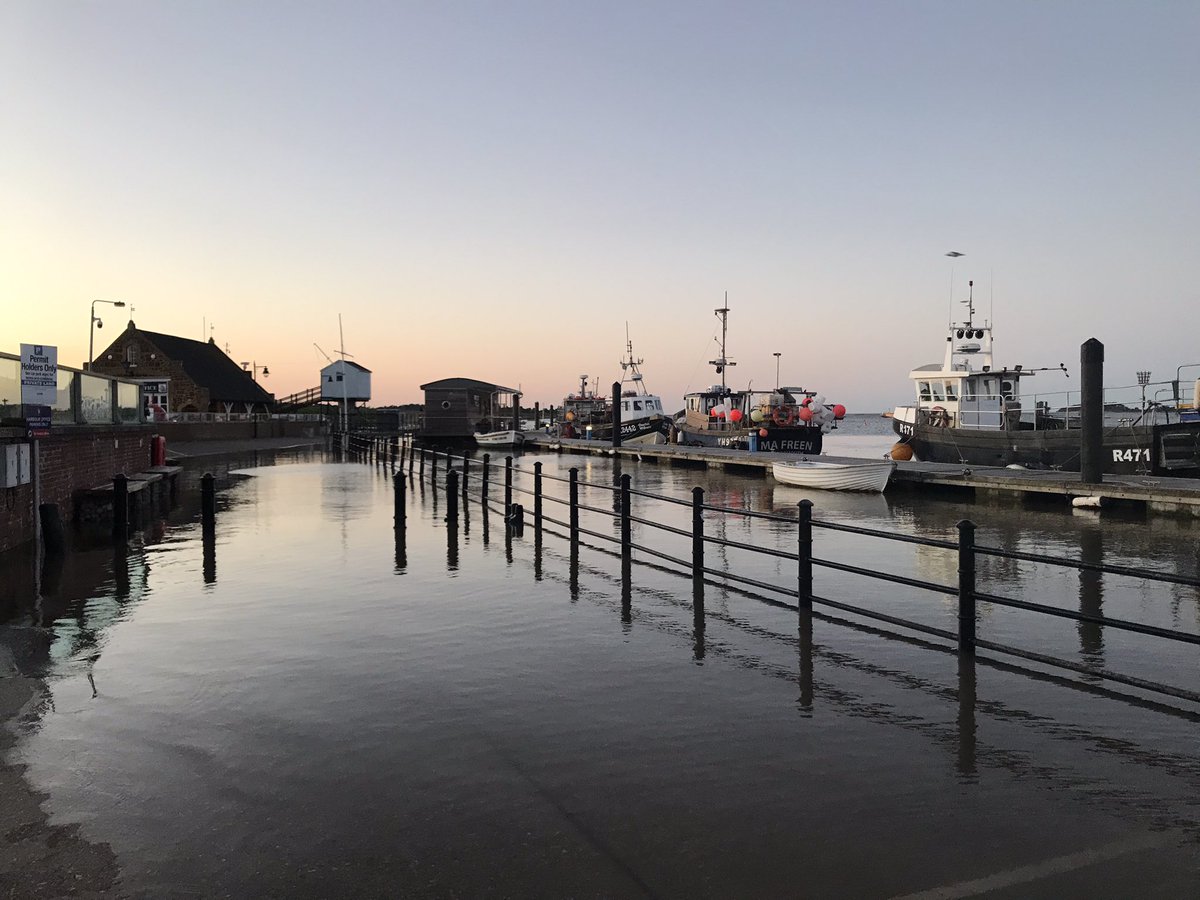 RobertMbe's tweet photo. A timeline of pics from this evening’s flooding tide #PortofWells flood alert passes without incident #NorthNorfolkCoast all calm &amp; serene #WellsNexttheSea https://t.co/oExrdocOIn