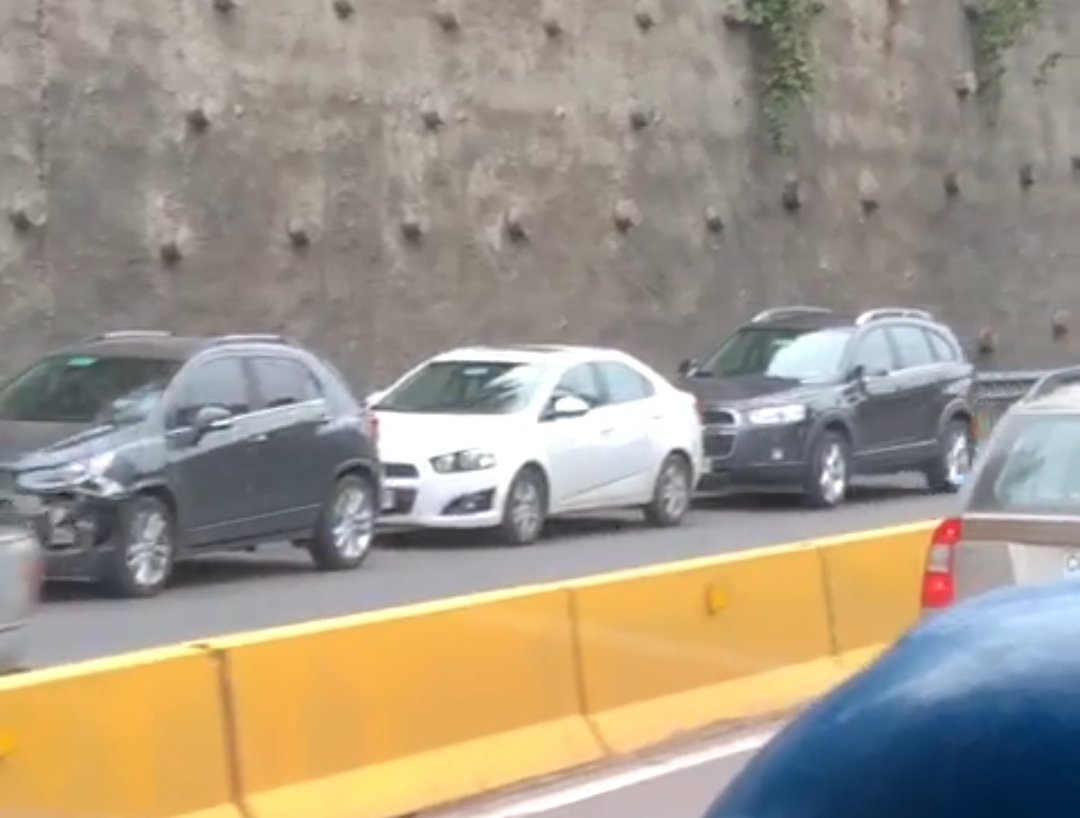 TTIValparaiso's tweet image. ⚠️AHORA [12:15] #VinadelMar: vehículos detenidos en el Camino Internacional cercano al enlace Miraflores en dirección a #Concon. Pista derecha ocupada. #Precaucion