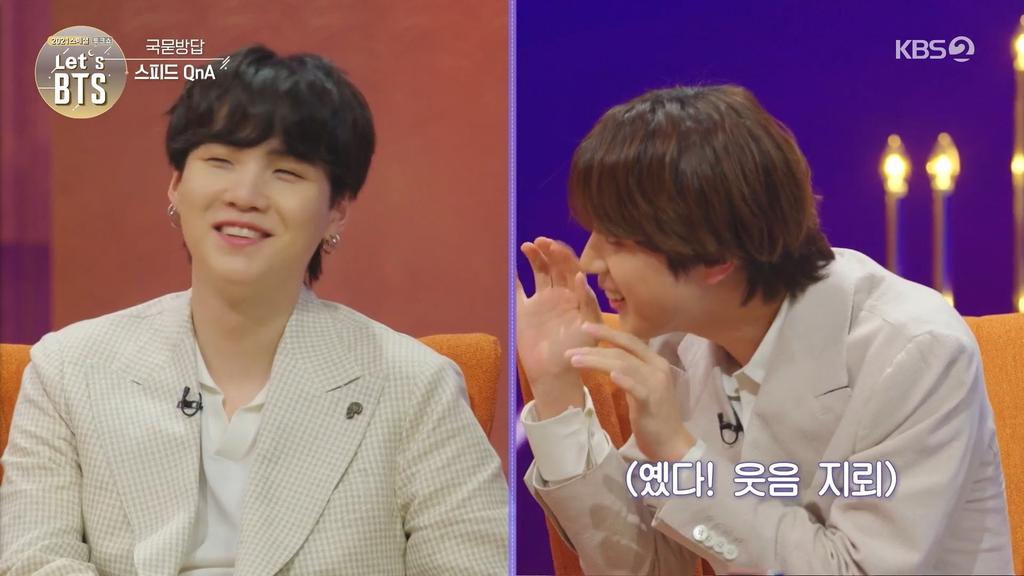 JinBrasil_'s tweet image. MC: Suga, qual a pessoa que mais te faz rir?

#Yoongi: Jin hyung.