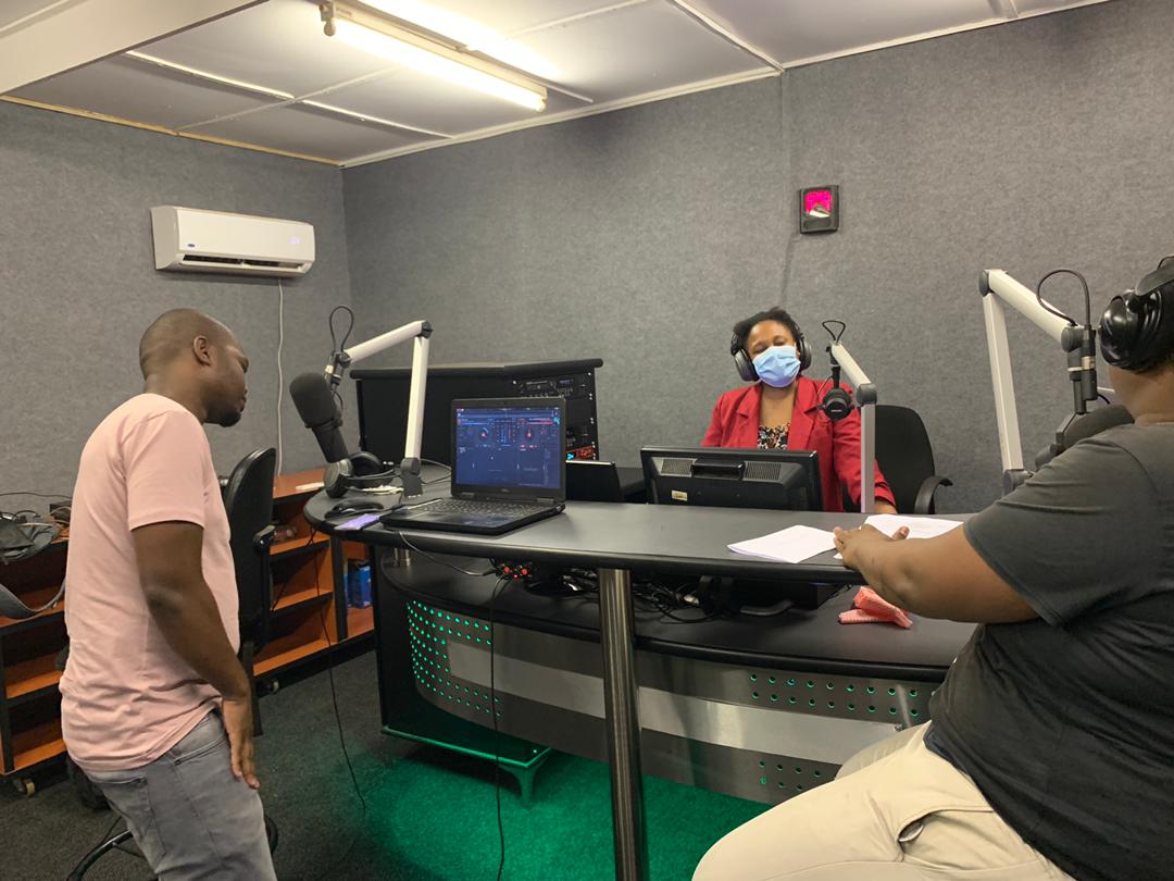 UneswaFM's tweet photo. [ON AIR]

Our beautiful host @NjabuMabu with @SwaziBoy_Ent's @Fantacy_DJ @mistosoulmusic and @shadowswaziboy in studio giving us #TheUltimateParty 😍🔥

Tune into 88.2 FM and send a S/O on Twitter or on 79804337.

#UneswaFM #Sibuyile . Bigger and better🤘💃 https://t.co/GzOvLvmrUs