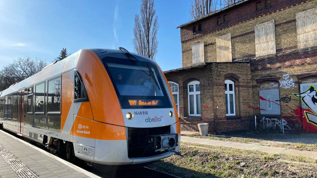 MultimodalT's tweet photo. Mit der RB50 von @AbellioMD von Dessau-Alten nach Dessau Hbf auf dem Weg von der alten Landebahn zum Seminarplatz Dessau #publictransport #transit #öpnv #abellio #applemaps https://t.co/JFbVNbVI63