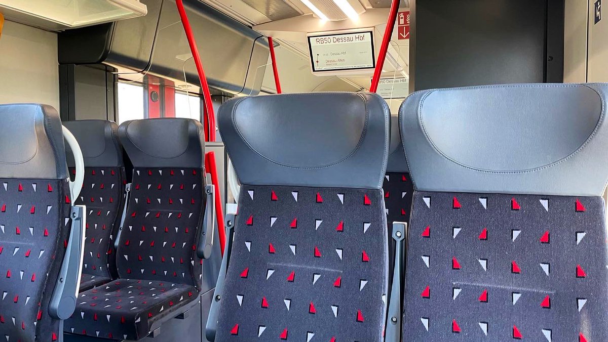 MultimodalT's tweet photo. Mit der RB50 von @AbellioMD von Dessau-Alten nach Dessau Hbf auf dem Weg von der alten Landebahn zum Seminarplatz Dessau #publictransport #transit #öpnv #abellio #applemaps https://t.co/JFbVNbVI63