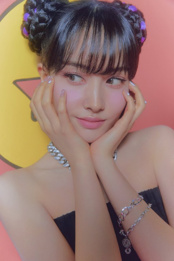 SHE IS SOOOOO FREAKINGGGGG BEAUTIFULLLLL