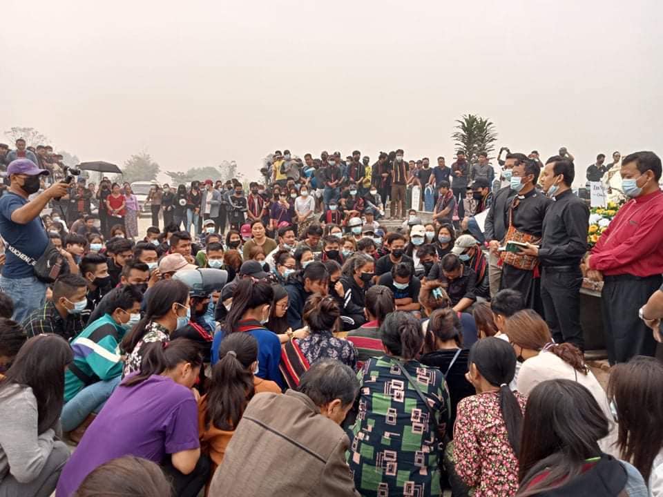 Myanmar_Now_Eng's tweet photo. The funeral of Ko San The, another victim of the coup regime, was held today in Kalaymyo, Sagaing. #WhatsHappeningInMyanmar https://t.co/YSzbl7tYdY