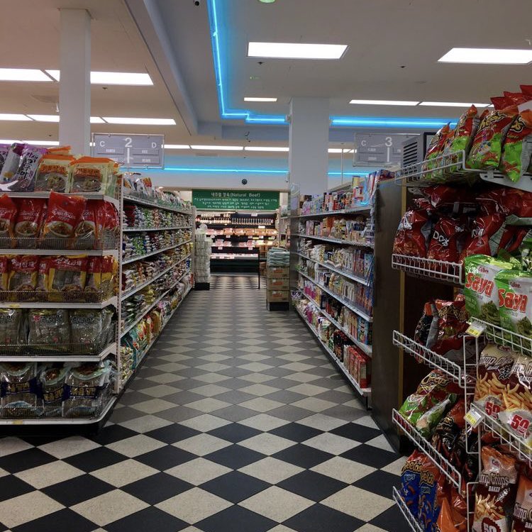 chifirr's tweet photo. персонажи снк в продуктовом магазине

тред https://t.co/q2NpFzey3b