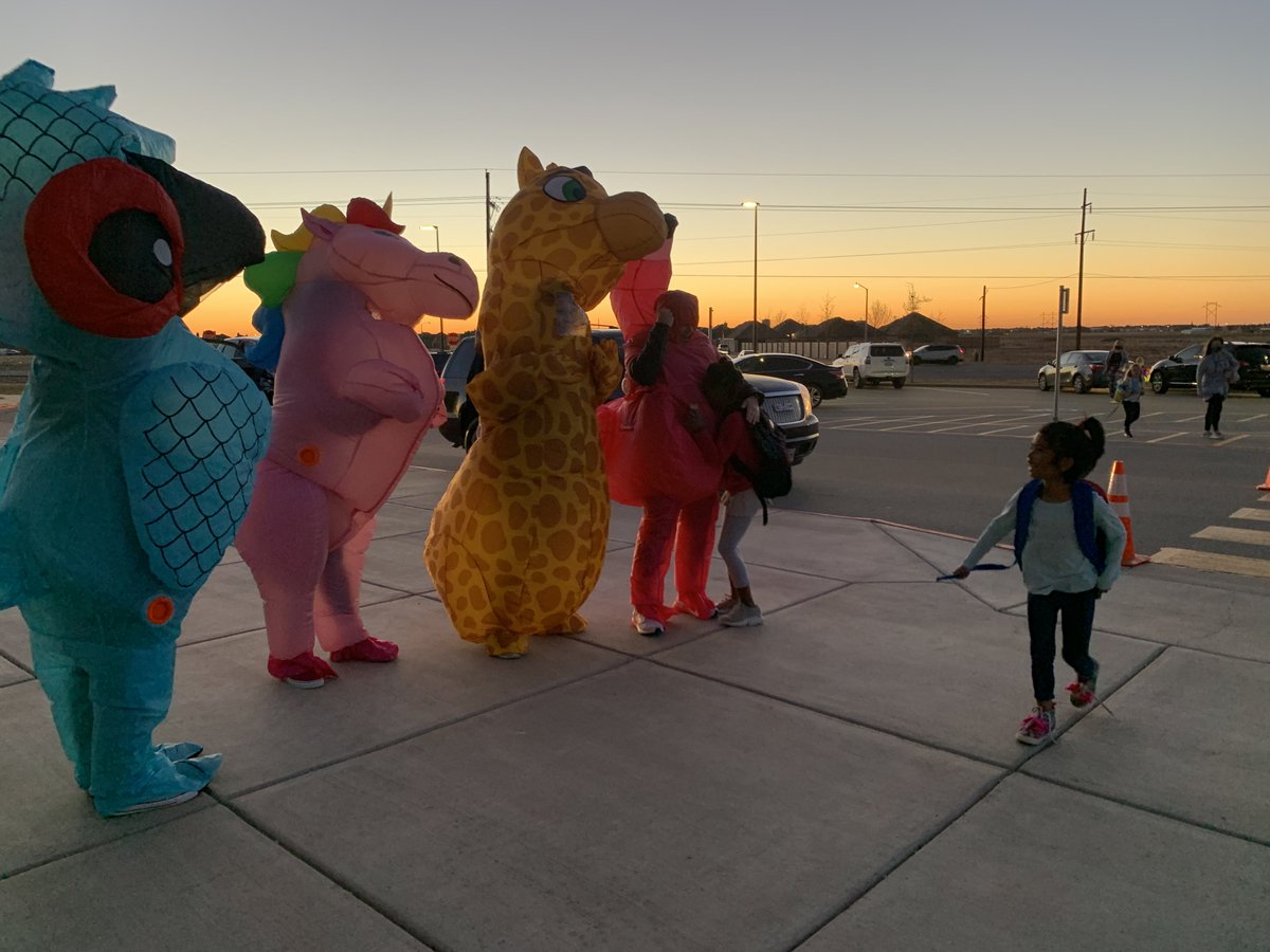 uplandheights's tweet photo. Faculty had a surprise waiting for students today! https://t.co/0NmchdvuKk