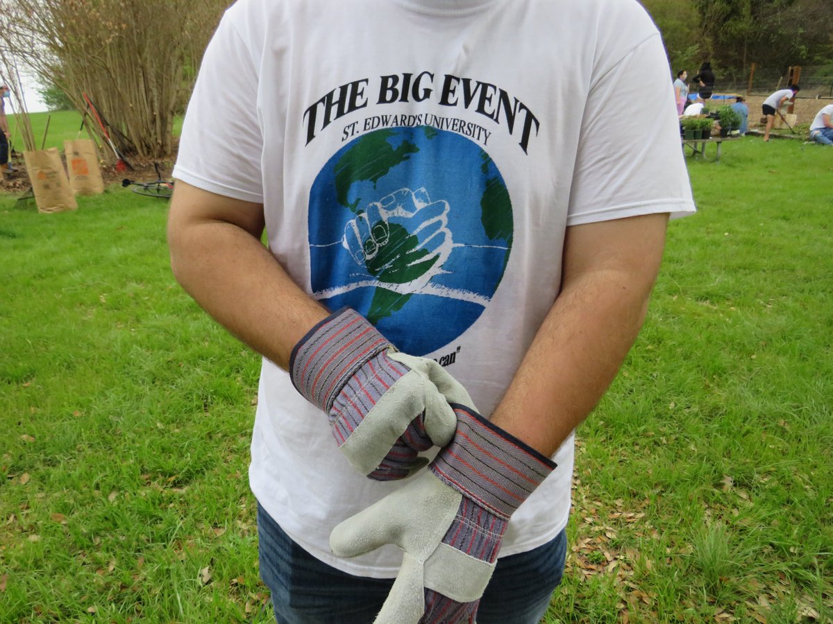 SEUGreenHilltop's tweet photo. Busy &amp; productive weekend by @SEU_SFS, Garden Day on Saturday, campus cleanup w/Physical Therapy Organization students...student leaders working together to make their part of the world a better place!  #TheBigEventSEU https://t.co/graQAj40fd