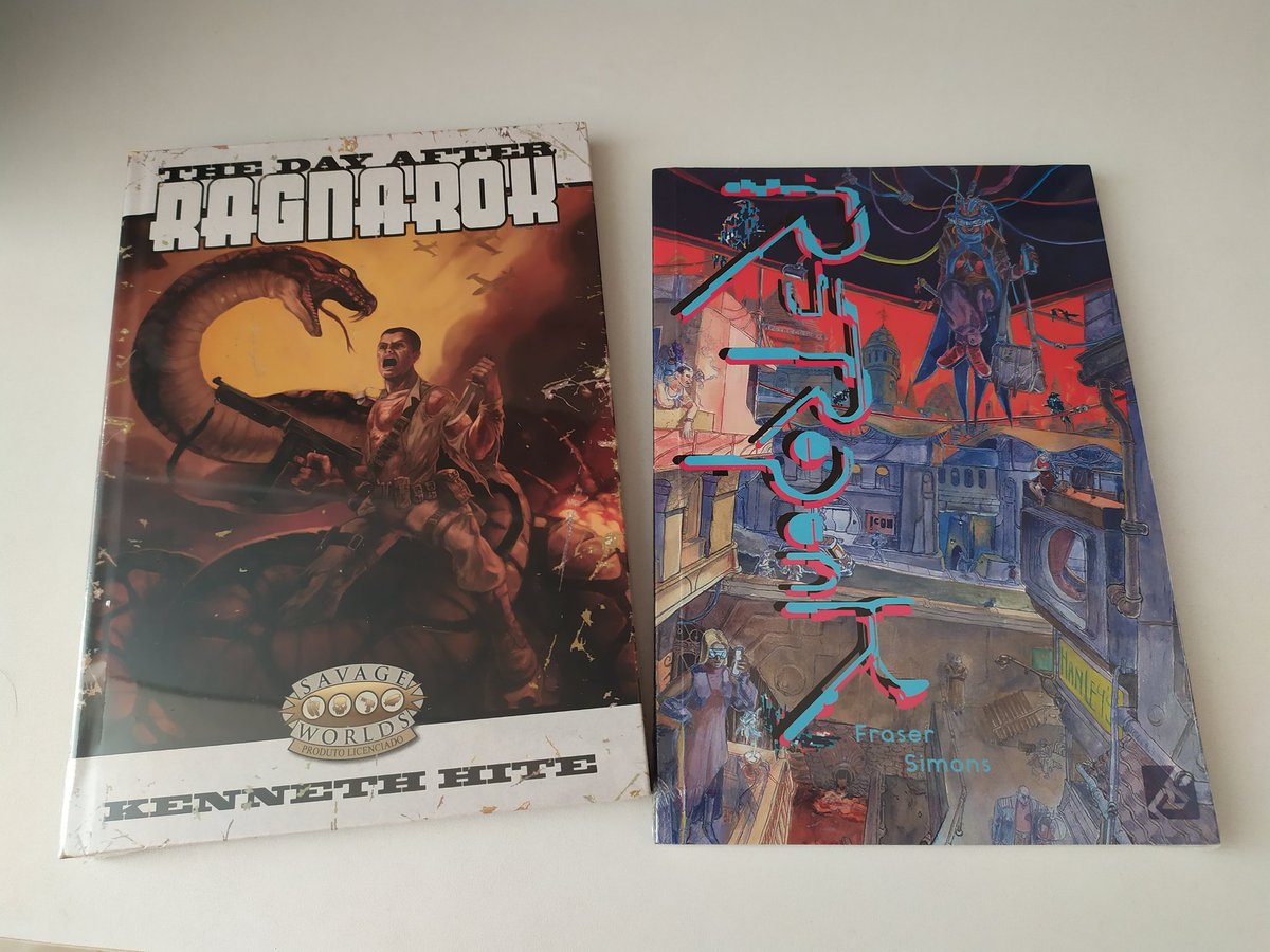 msgonzaga101's tweet photo. Em fevereiro eu ganhei o sorteio do vale compras do #Punkverso da @RetroPunkGD. Hoje chegaram os livros que eu resolvi comprar com o cupom. :) #SavageWorlds #RetroPunk https://t.co/A9OFFrLIx5