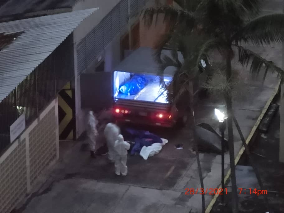 Fotos que representan las consecuencias de que el régimen no permita la entrada de las vacunas y mucho menos las famosas 10 millones de dosis. 

Entendamos que ciudadanía y equipo de salud luchamos solos en contra de la pandemia y queda de nosotros cuidarnos entre todos