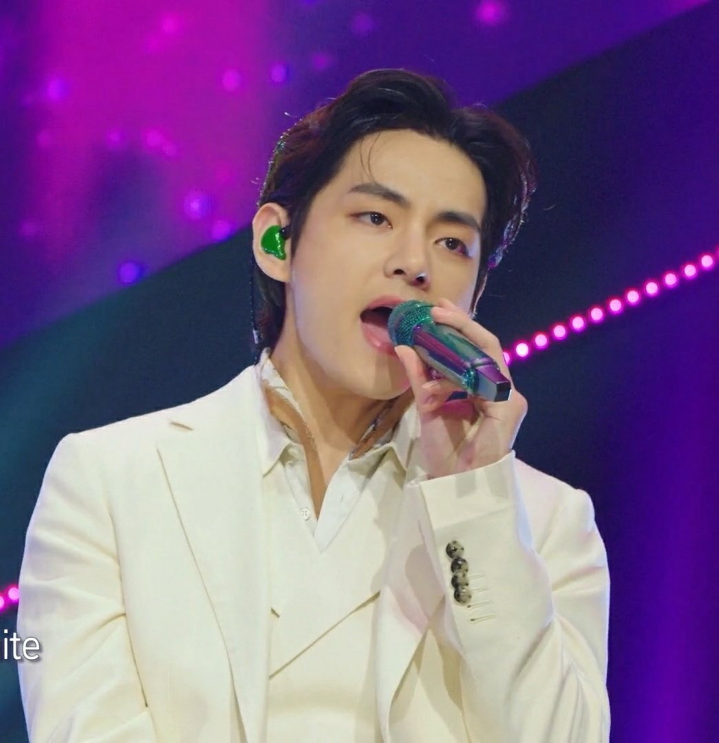 KTH_Facts's tweet photo. [INFO] The MC at Let's BTS asked about Borahae (I purple you) to Kim Taehyung. Taehyung said one day he saw purple lights in the concert and he thought about the rainbow and the last colour purple.

#Taehyung #BTSV @BTS_twt https://t.co/O8Ft9SzirZ