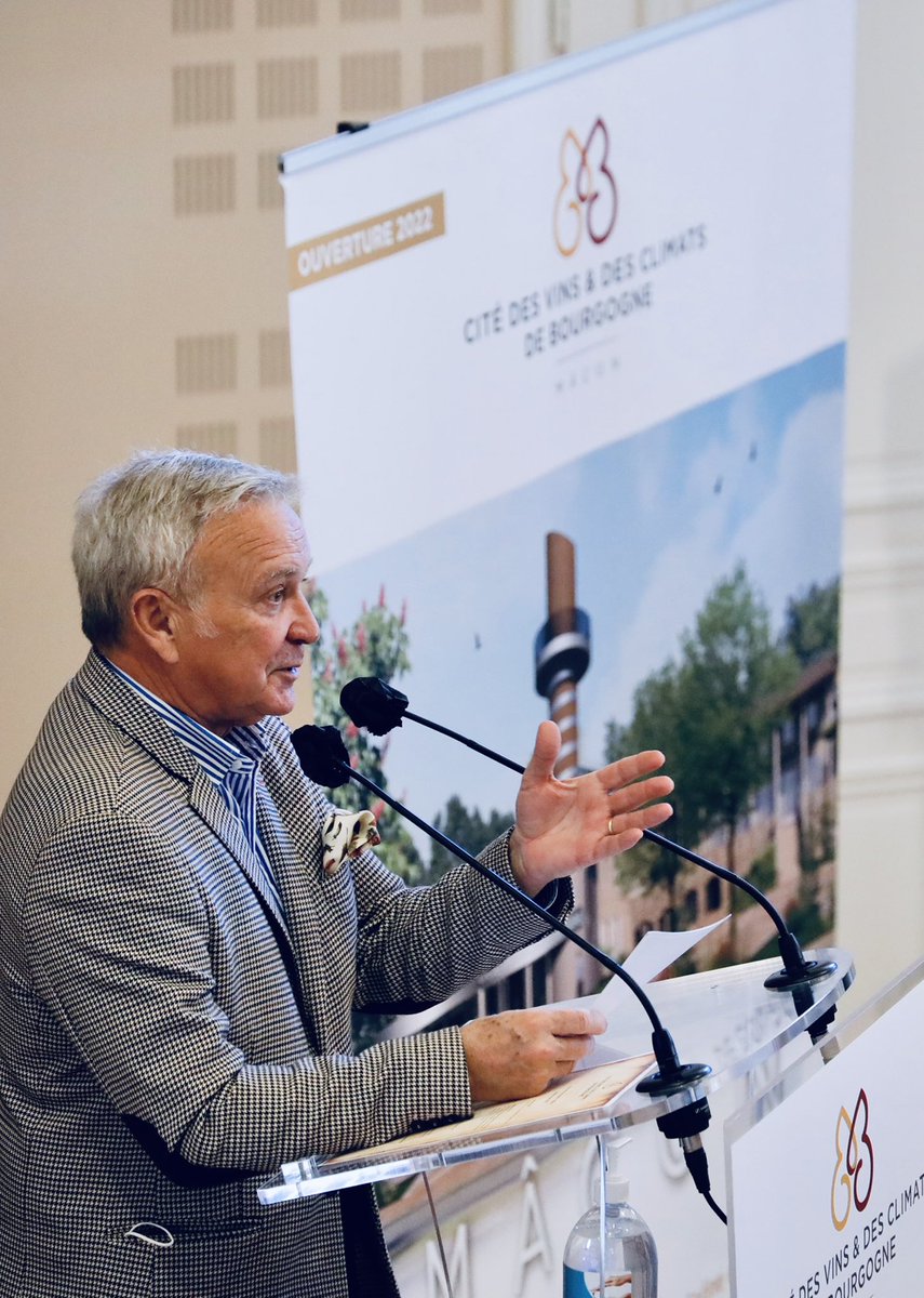 Et de deux ! C’est aujourd’hui au tour de la cité mâconnaise de célébrer la pose de sa première pierre. Les travaux vont pouvoir commencer d’ici peu. 
#CitéVinsBourgogne #VinsBourgogne