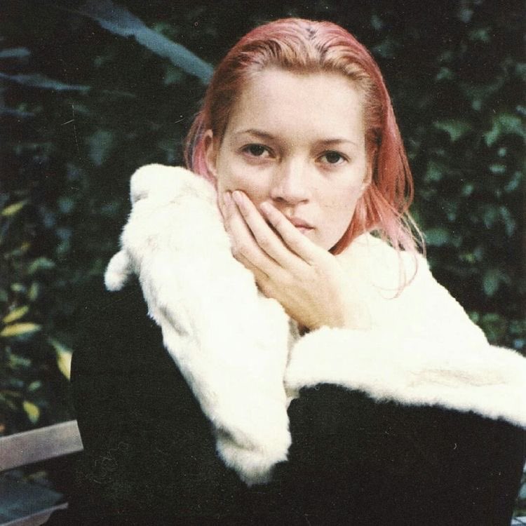 LAVIDAPRADA's tweet photo. kate moss with pink hair https://t.co/VqVWIf5kPO
