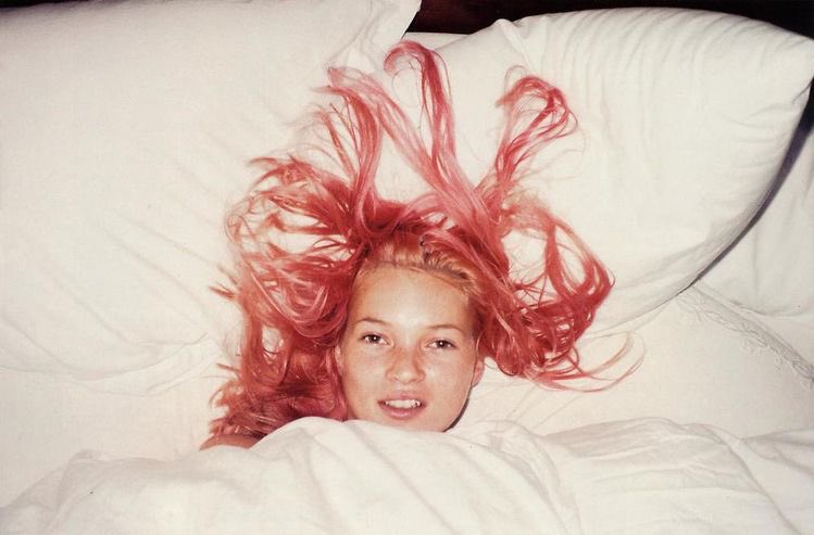 LAVIDAPRADA's tweet photo. kate moss with pink hair https://t.co/VqVWIf5kPO