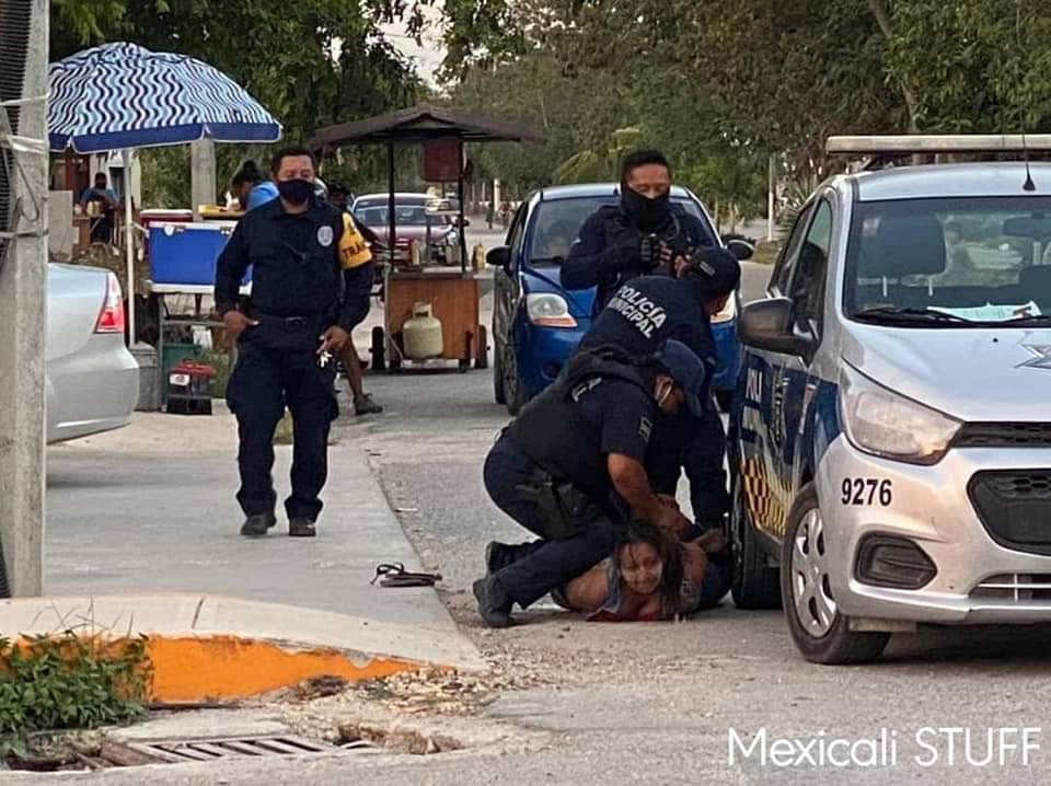 HistoriaPTontos's tweet photo. Cuando te arrestan México, tu color de piel puede marcar la diferencia entre terminar siendo un meme, a llegar a ser asesinada. 

La policía en México no te cuida, te mata. https://t.co/qtM5breWsa
