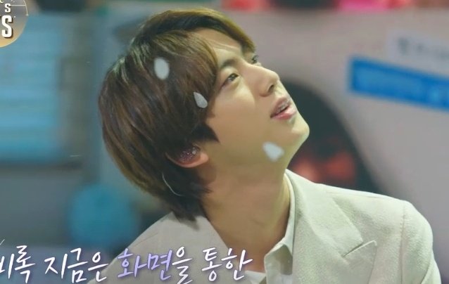 seokjinmylabsss's tweet photo. look at seokjin reaction to armys singing life goes on 😭 https://t.co/8bmB4lVlRL