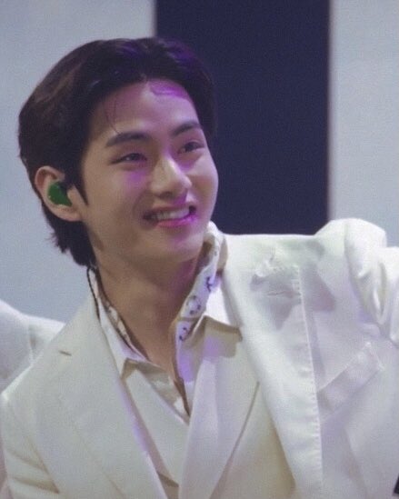 taeteland's tweet photo. happy kim taehyung after seen army on the screen https://t.co/KSoYaXO4SI