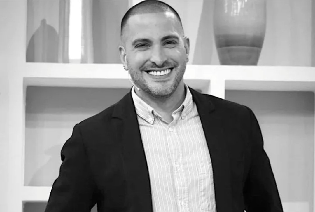 "Necesitamos recuperar la humanidad, el aprecio por el prójimo, la confianza y la mesura. Basta de desprecio y de guerra inducida entre venezolanos..." Apoyo y asumo cada palabra, cada coma, cada acento:
"Las cinco muertes de David Capella", por <a href="/sergioxxx/">Sergio Monsalve</a>
globomiami.com/las-cinco-muer…