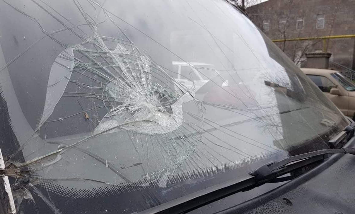 ianaavanesian's tweet photo. Last night, on Stepanakert-Goris road, the Azer-is threw stones at the car transporting the bodies of the killed servicemen, breaking the windows. @ArtsakhOmbuds contacted the driver of the car, who said that incident took place about 2 km from "Shushi" electrical substation. https://t.co/9L6LQt4WG2
