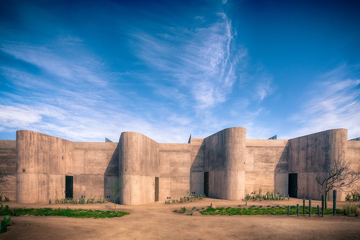 Stunning! Architects Ruben Valdez and Yashar Yektajo used beige concrete to help the new Paradero Hotel blend with the natural terrain in Todos Santos, Mexico. See more: dezeen.com/2021/03/28/con…