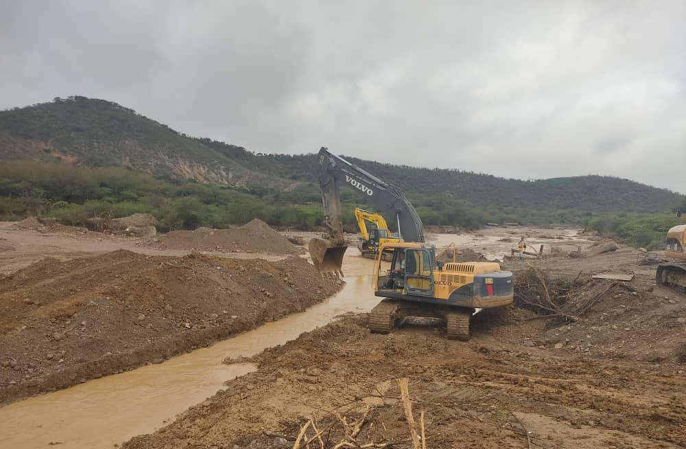 AdolfoP_Oficial's tweet photo. #29Mar Informo al pueblo de Lara que durante la mañana de hoy continúan las lluvias en el sector San José de Quíbor. Pidamos a Dios buen tiempo para continuar los trabajos junto a nuestros guerreros soldadores y maquinistas. 

#CuídateDeLaCovid19 https://t.co/mQBj3kpCAt