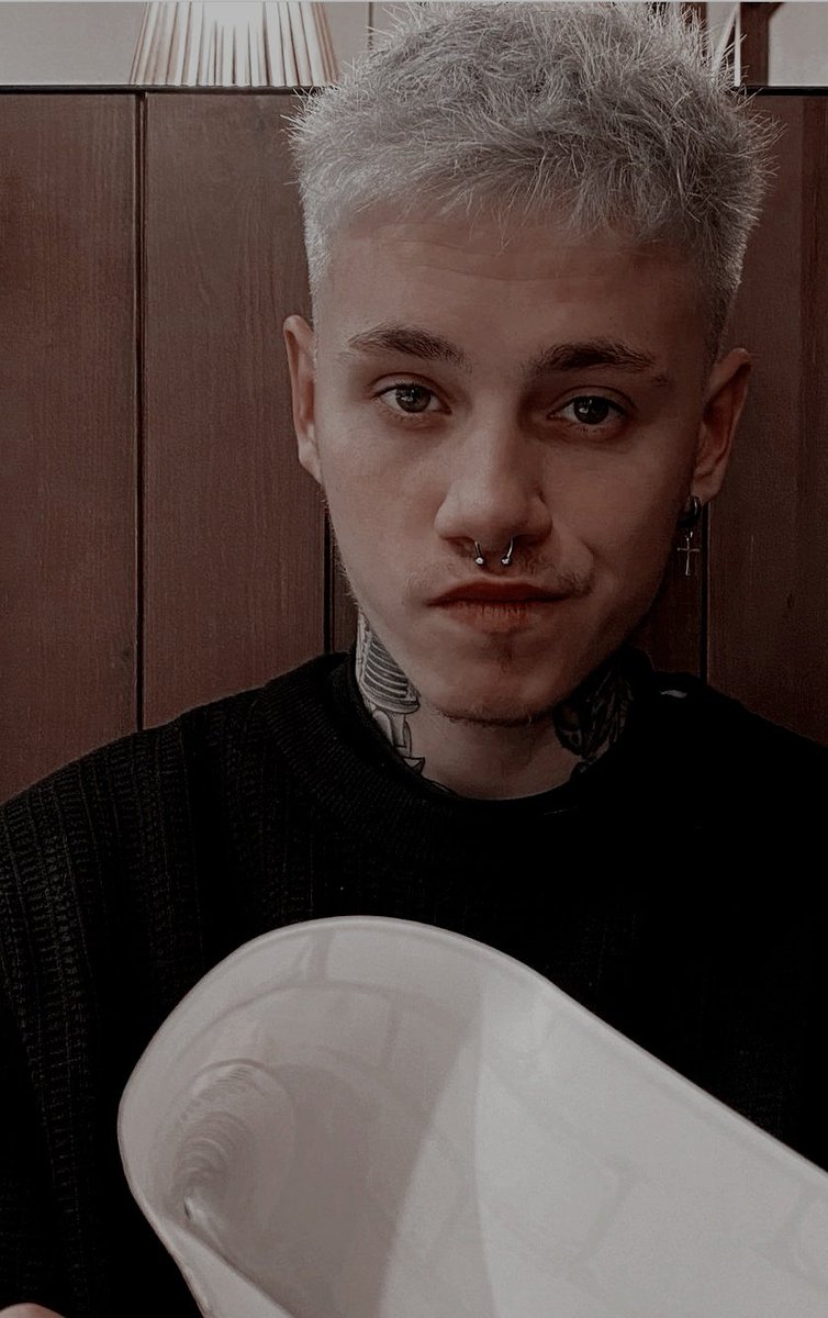 ㅤㅤㅤ 

      𝔼ℕ 𝔹𝕌𝕊ℂ𝔸 𝕐 ℂ𝔸ℙ𝕋𝕌ℝ𝔸 ⨾
                                  ⤹⤹ʜᴜɢᴜᴇ૰

        ⤹⤹ Preso Módulo Masculino. 
        ⤹⤹ Dirigía una Pandilla junto a su hermana, Oc Scm.

  ⤹ ¿яτ?
ㅤ