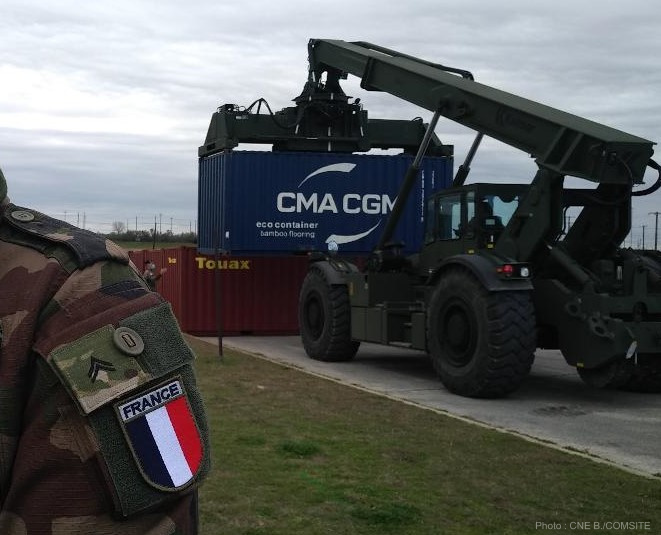 armeedeTerre's tweet photo. Mission : préparer les PC sur 21 ha de terrain pour les 1 000 soldats 🇫🇷 déployés sur l’exercice #Warfighter 🇺🇸
Challenge #LogOps historique pour cette unité d’appui de la @3eDivision, renforcée par le #40RT ✅
Lire l'article 👉https://t.co/ch0AvYAH3M
#NotreDéfense #SoutOps https://t.co/eiX4MABh8L