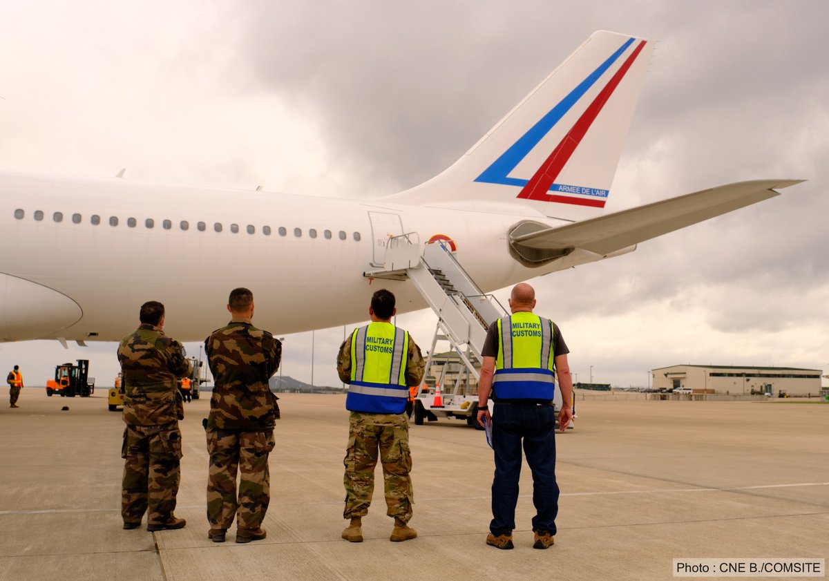 armeedeTerre's tweet photo. Mission : préparer les PC sur 21 ha de terrain pour les 1 000 soldats 🇫🇷 déployés sur l’exercice #Warfighter 🇺🇸
Challenge #LogOps historique pour cette unité d’appui de la @3eDivision, renforcée par le #40RT ✅
Lire l'article 👉https://t.co/ch0AvYAH3M
#NotreDéfense #SoutOps https://t.co/eiX4MABh8L