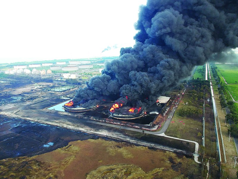 kuwaittimesnews's tweet photo. Massive fire engulfs Indonesian oil refinery https://t.co/WvmrcnbpVh via @kuwaittimesnews 
#Indonesia #OilRefineryExplosion https://t.co/07Hheh9Ie1